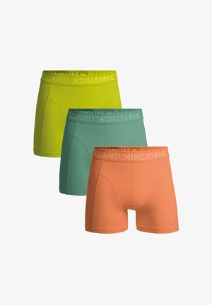 Tri par boxerjev v živih barvah: neonsko rumena, teal in oranžna. Narejeni iz gladkega materiala z elastičnimi pasovi z logotipom.