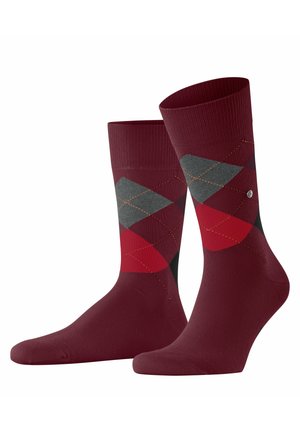 Bordeauxrote Socken mit einem Rautenmuster in Grau, Rot und Schwarz. Entworfen mit einem gerippten Bündchen und einem Akzent-Logo. Glatte Textur.