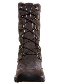 Botas de ante marrón hasta la mitad de la pantorrilla con diseño de cordones, ojales metálicos y suela de goma texturizada. Forro interior visible en la parte superior.