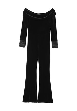 Schwarzer Samt-Overall mit schulterfreiem Schnitt, langen Ärmeln und Spitzenbündchen, ausgestattet mit einem taillierten Oberteil und weit ausgestellten Hosenbeinen.