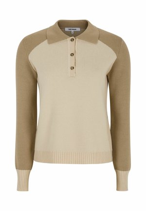 Bežani pleteni polo džemper s raglan rukavima u boji tamne bež, s tri dugmeta, te rebrastim manžetama i donjim rubom. Mekana tekstura s kontrastnim bojama.