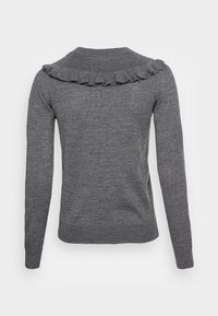 Pull gris à manches longues en maille avec poignets et ourlet côtelés, présentant un détail de col à volants le long de l'encolure arrière supérieure.
