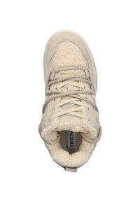 Beige sneaker met een gestructureerde, fleece-achtige bovenkant, suede accenten, dikke veters en een gevoerd kraag. Logo aan de binnenkant van de schoen.