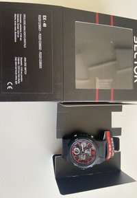 Schwarze Digital-Analog-Uhr mit rotem und silbernem Zifferblatt, drei Hilfszifferblättern und einem Gummiarmband. Wird in einer schwarzen Box mit roten Akzenten geliefert.
