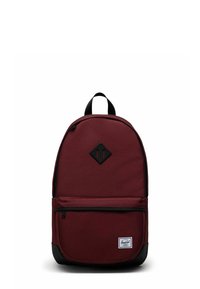 Sac à dos en tissu bordeaux avec un écusson en forme de losange noir, une poche avant zippée et un panneau inférieur noir. Comprend des bretelles réglables et une poignée supérieure.