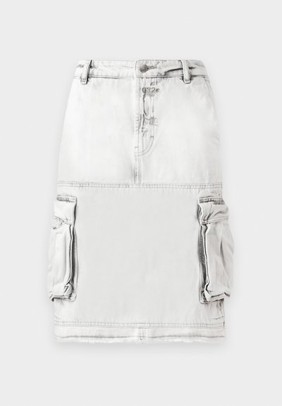 Jupe en denim gris clair avec une taille haute, des boutons à l'avant et deux poches cargo sur les côtés. Texture de tissu légèrement déchirée.