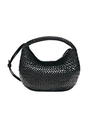 Borsa a tracolla in pelle nera intrecciata con forma arrotondata e manico corto e spesso su sfondo bianco.
