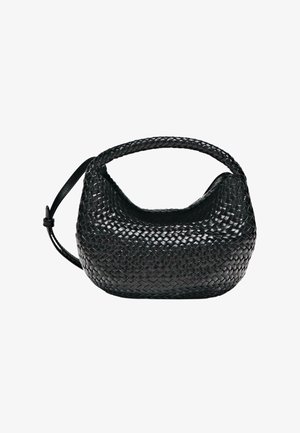 Borsa a tracolla in pelle nera intrecciata con forma arrotondata e manico corto e spesso su sfondo bianco.