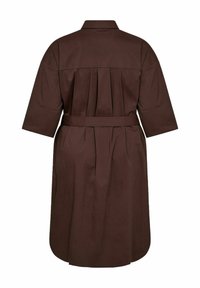 Abito midi plissettato marrone con colletto, maniche corte e una cintura coordinata. Realizzato in un tessuto morbido, presenta una silhouette rilassata.