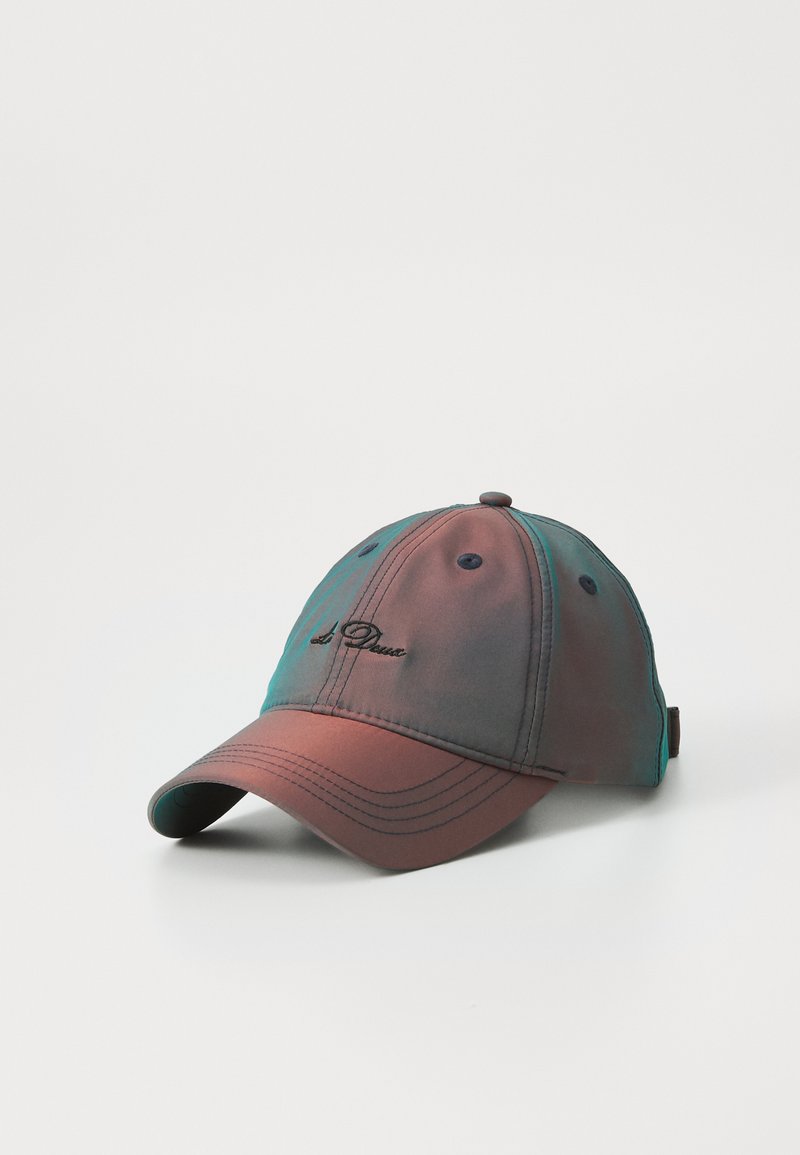 Baseballcap mit einem Farbverlauf-Design in Teal und Burgunderrot, mit einem gebogenen Schirm, gesticktem Logo und Belüftungsösen.