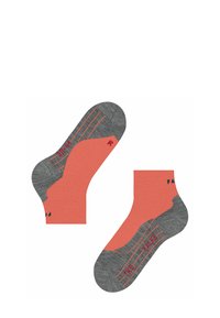 Calcetines de tripulación en gris y coral exhibidos uno al lado del otro, con un patrón a rayas y marcas de tamaño en la tela.