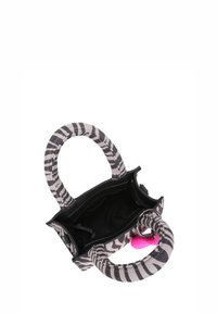 Borsa a tracolla a righe zebrate con tessuto morbido, manici tondi doppi, interno nero e un portachiavi rosa attaccato. Design con apertura superiore.