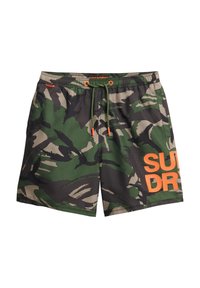 Shorts de bain camouflage aux couleurs vert, noir et beige. Taille élastique avec cordon de serrage, arborant un logo "SUPERDRY" en orange.