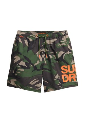 Shorts de bain camouflage aux couleurs vert, noir et beige. Taille élastique avec cordon de serrage, arborant un logo "SUPERDRY" en orange.