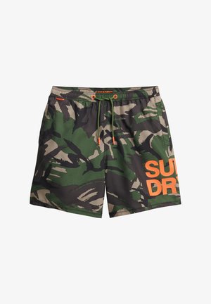 Kąpielówki w kamuflażowym wzorze w kolorach zielonym, czarnym i beżowym. Elastyczny pasek w talii z sznurkiem, na którym znajduje się pomarańczowe logo "SUPERDRY".