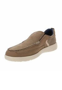 Zapato de slip-on color marrón claro con tela perforada, acentos cosidos, punta redonda y suela de goma blanca. Presenta un forro interior en color marino.