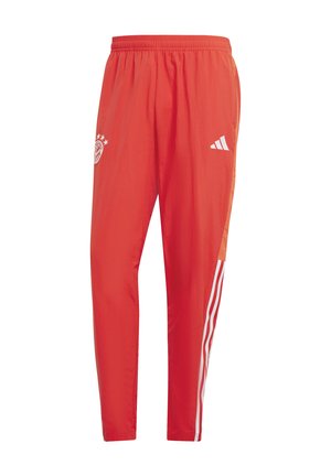 Pantalones deportivos rojos con cintura elástica, con logo blanco de Adidas, escudo del Bayern de Múnich y franjas laterales blancas. Textura suave.