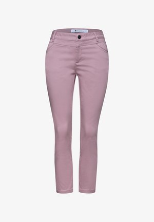 Pantalon slim fit mauve clair avec poches avant, passants pour ceinture, fermeture à glissière et bouton noir, présenté sur fond blanc.