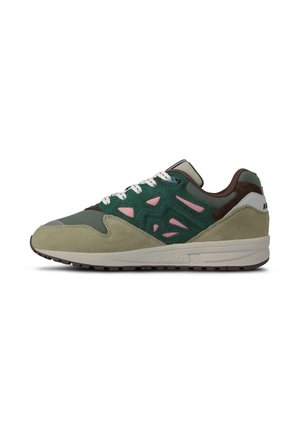 Sportschoenen met een bovenkant van groen, roze en bruin suède en textiel; witte veters; gevoerd kraag; rubberen zool; minimale branding aan de zijkant.