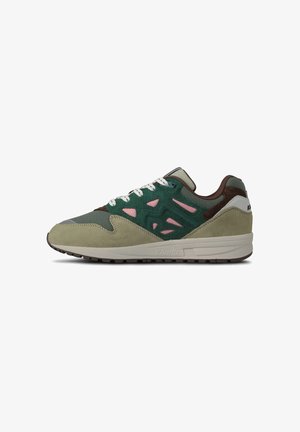 Scarpe sportive con tomaia in suede e tessuto verde, rosa e marrone; lacci bianchi; colletto imbottito; suola in gomma; branding minimale sui lati.