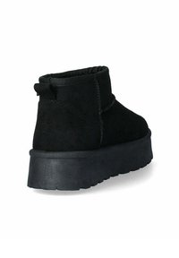 Stivaletti neri in suede con punta rotonda, suola in gomma nera texturizzata e una piccola linguetta sul retro per un facile indossamento.