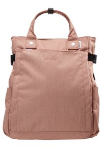Sac à dos en tissu rose avec deux poignées, fermetures à pression, poche frontale et sangles latérales réglables. Matière texturée avec un marquage minimal.