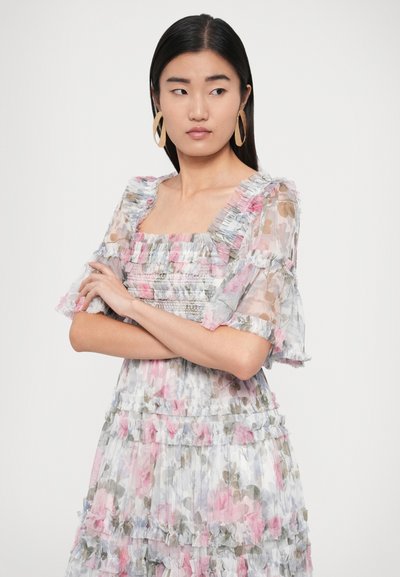 Rochie florală din material transparent, cu mâneci volanate și straturi suprapuse. Culorile includ roz deschis, gri și verde. Decolteu pătrat cu detalii.