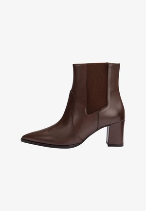 Bruine leren enkellaars met spitse neus, blokhak en elastisch zijpaneel voor gemakkelijk aantrekken, weergegeven tegen een witte achtergrond.