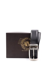 Cintura in pelle nera con fibbia in metallo argentato, caratterizzata da una texture liscia e linee pulite, confezionata in una scatola marrone scuro con marchio.