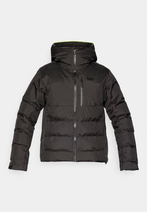 Černá insulated kapucí bunda s předním zipem, hrudní kapsou a jemným logem na hrudi na bílém pozadí.