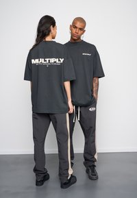Multiply Apparel FONT  - T-shirts print - black soda