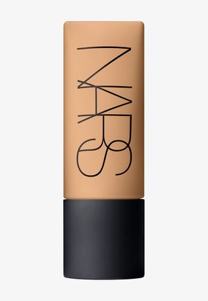 Foundationtube in beige kleur met zwarte dop, met "NARS" in grote zwarte letters op de voorkant.