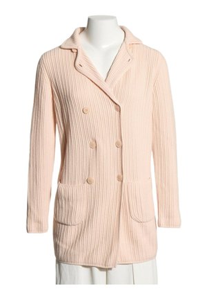 Cárdigan de punto canalé rosa claro con cierre de botones cruzados, dos bolsillos delanteros y un cuello ancho sobre un maniquí blanco.