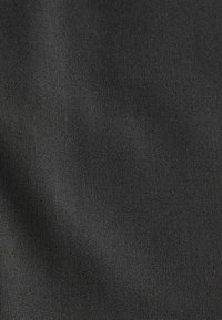 Tissu noir avec une texture lisse et mate, présentant de fines coutures et un motif de tissage uniforme. Aucune motif ou accent visible.