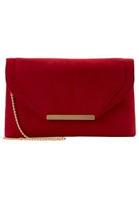 Pochette en daim rouge avec un rabat, un accent barre couleur or et une bandoulière chaîne détachable pour le porter. Texture lisse et lignes épurées.