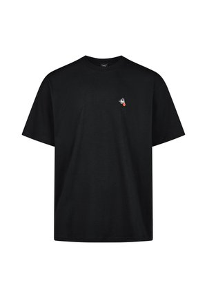 Schwarzes T-Shirt mit kurzen Ärmeln und Rundhalsausschnitt, mit einer kleinen Grafik einer Hand, die ein Friedenszeichen zeigt, und einer roten Zunge auf der linken Brust.