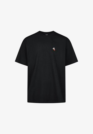 Schwarzes T-Shirt mit kurzen Ärmeln und Rundhalsausschnitt, mit einer kleinen Grafik einer Hand, die ein Friedenszeichen zeigt, und einer roten Zunge auf der linken Brust.