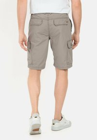Hellgraue Cargo-Shorts aus leichtem Material, ausgestattet mit zwei Seitentaschen und zwei Gesäßtaschen, mit entspannter Passform und genähtem Saum.