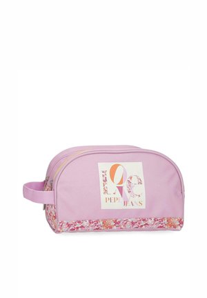 Bolsa de aseo de color lila claro con ribete floral, asa lateral, doble cremallera y texto "Love Pepe Jeans" en el panel frontal.