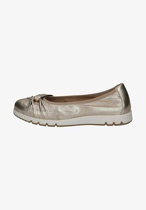 Ballet flats metallici dorati con un dettaglio a fiocco annodato sulla punta, caratterizzati da una finitura testurizzata e una suola in gomma bianca.