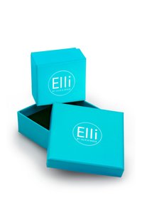 Türkiz színű csomagoló dobozok sima felülettel. Az egyik tető nyitva van, hogy megmutassa a sötétzöld belsőt. Az "Elli by Julie & Grace" logó látható.