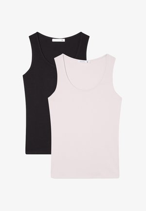 Due top senza maniche impilati: uno nero e uno rosa chiaro. Entrambi presentano un tessuto morbido, scollatura rotonda e orlo dritto.