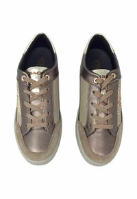 Sneaker in pelle marrone con pannelli laterali beige a contrasto, punta arrotondata e design con lacci. Accenti testurizzati e suole in gomma.