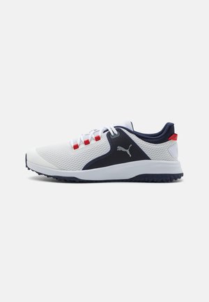 Chaussure de sport blanche et marine avec dessus en mesh, passants de lacets rouges, logo Puma sur le côté et semelle texturée pour une meilleure adhérence.
