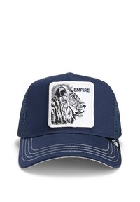 Gorra azul marino con un panel frontal estructurado, que presenta un parche de león bordado en blanco y costuras blancas en el ala.