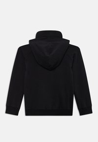 Felpa nera con cappuccio foderato, maniche lunghe e polsini a costine. Il materiale sembra morbido, con una texture liscia e senza motivi visibili.