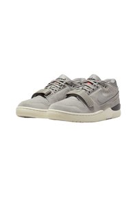 Adidași din suede gri, cu un superior texturat, detalii perforate, închidere cu șireturi, branding lateral și tălpi din cauciuc. Dispune de o curea în partea din față.