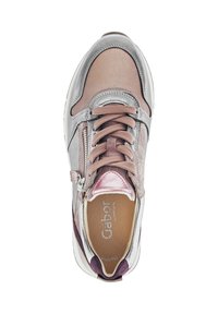 Sneaker met een mix van grijs en roze leer, met een ritssluitingaccent, ronde neus, textuur op de bovenkant en een gevoerde binnenzool.