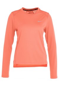 Langärmeliges Sportoberteil in leuchtendem Korallenrot, hergestellt aus leichtem, atmungsaktivem Stoff. Verfügt über einen runden Ausschnitt und ein reflektierendes Logo auf der Brust.