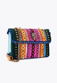 Borsa a tracolla in pelle con pannelli di tessuto multicolore, borchie metalliche e una chiusura decorativa. Inclusa cinghia a catena e dettagli testurizzati.